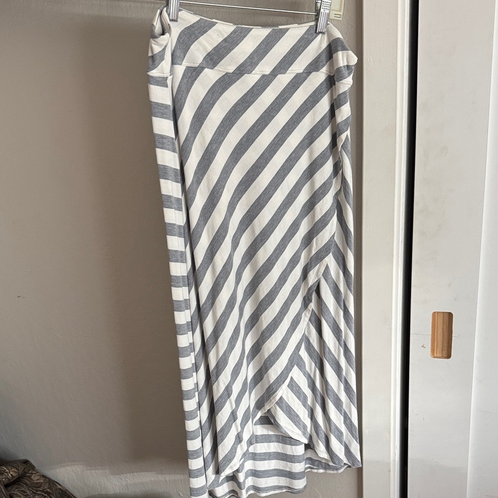 Athleta Asymmetrical Striped Skirt in Gray and White